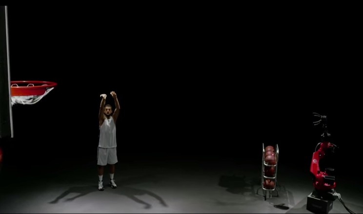 Pub : Marco Belinelli défié au shoot par un robot