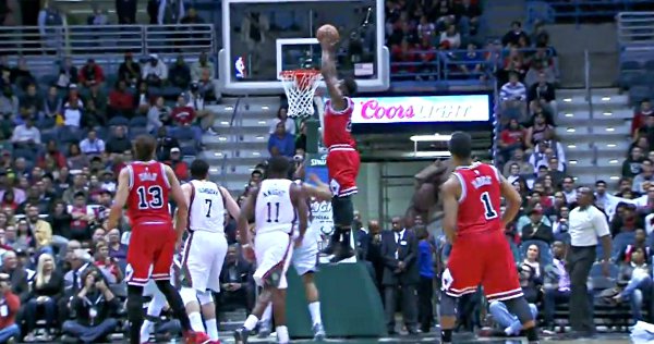 Top 10 : Butler met la tête dans le cercle, LeBron frôle le poster sur Bosh