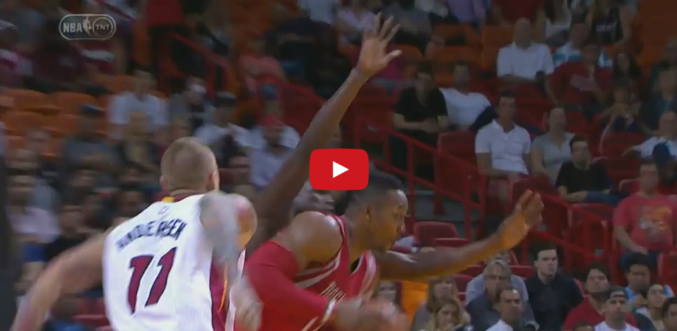 Vidéo : Dwight Howard claque un dunk malgré deux défenseurs