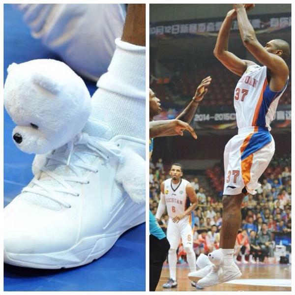 Metta World Peace joue… avec des pandas sur les pieds !