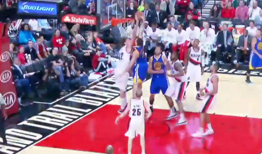 Vidéo : Klay Thompson met Robin Lopez sur un poster
