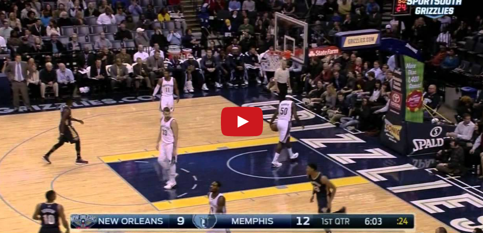 Vidéo : Anthony Davis vole au dessus de Zach Randolph !