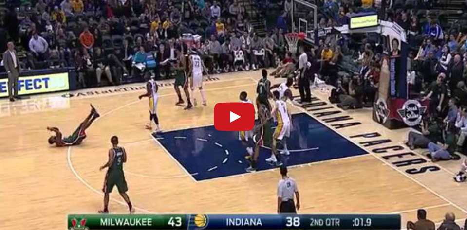 WTF : Brandon Knight réussit la pire passe de l’année !