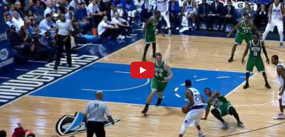 Vidéo : Devin Harris casse les chevilles de Marcus Smart