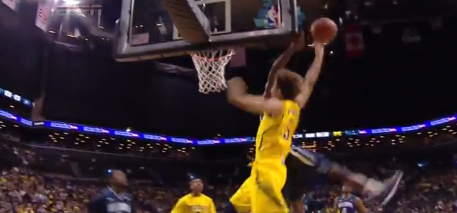 Le contre du jour : Dylan Ennis (1m88) stoppe un joueur de 2m06 !