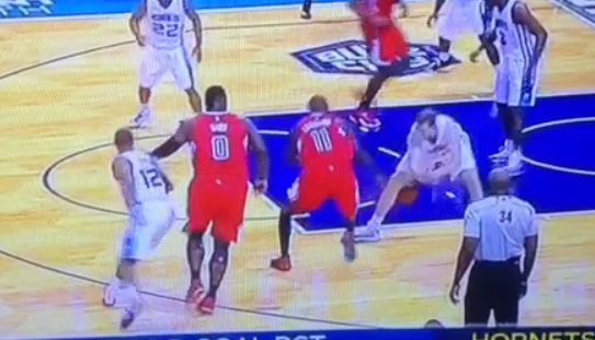 Humiliation : Jamal Crawford met un petit pont à Cody Zeller