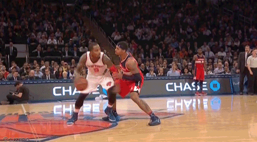 Vidéo : J.R. Smith tape les noix de Glen Rice Jr.