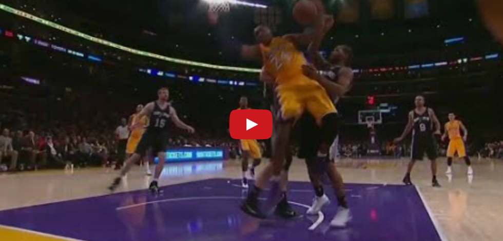 Vidéo : Kobe Bryant met un coup à Kawhi Leonard