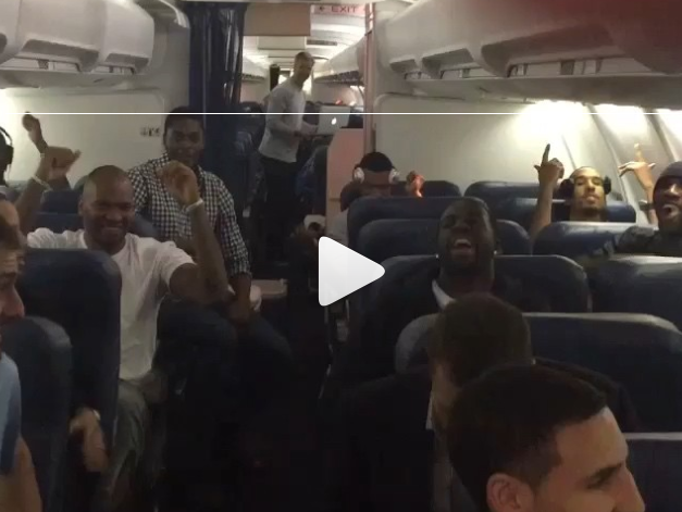 Ambiance : Les Warriors font la fête dans l’avion