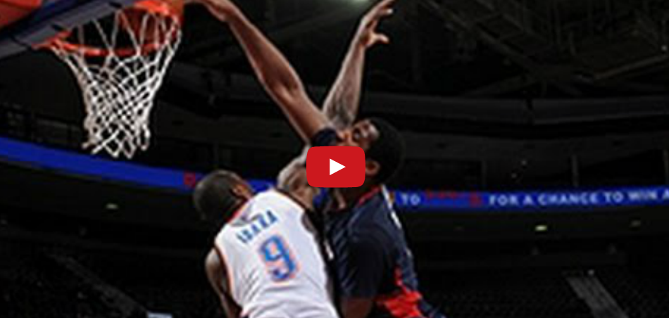Poster : Andre Drummond grimpe sur Serge Ibaka