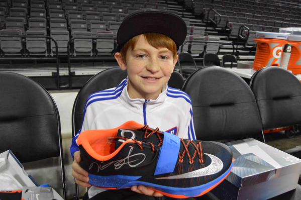 Le beau geste de KD envers un petit garçon agressé