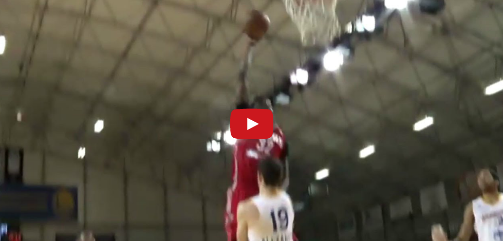 Sale : Clint Capela place un énorme poster en D-League