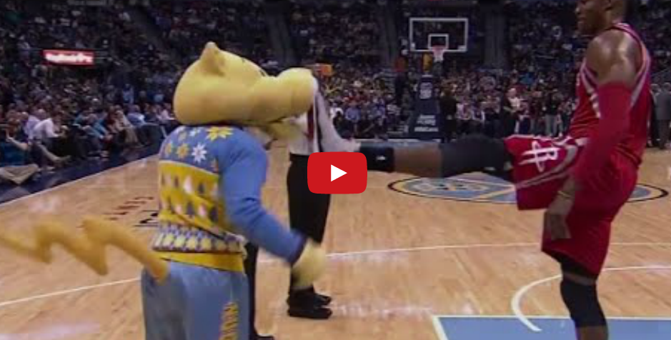 WTF : Quand Dwight Howard met un high kick à la mascotte des Nuggets