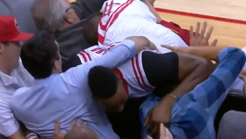 Vidéo : Dwight Howard se jette dans le public