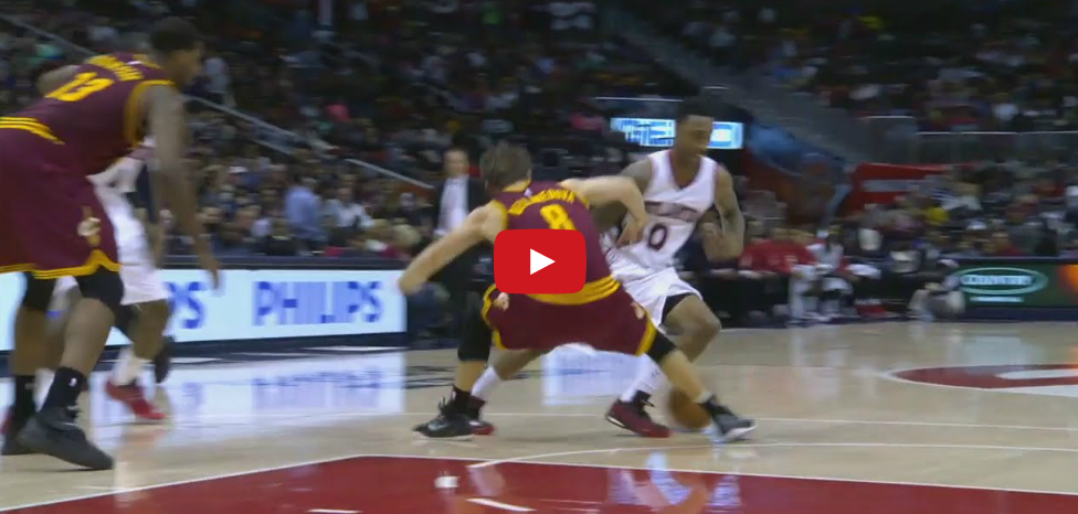 Cross du jour : Jeff Teague met Matthew Dellavedova sur les fesses