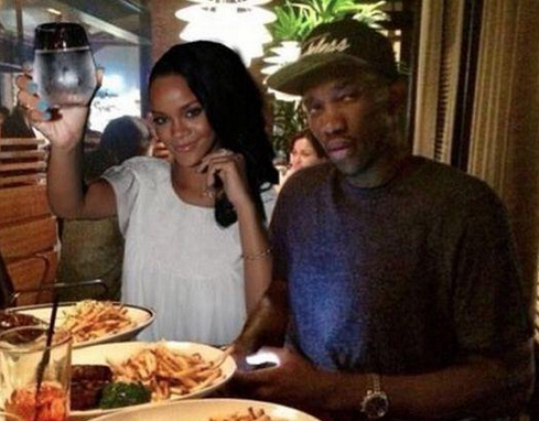 Joel Embiid fête la victoire des 76ers avec…Rihanna !