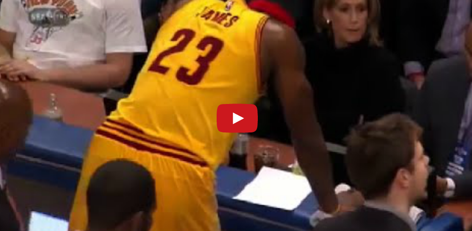 Quand LeBron James checke les stats en plein match