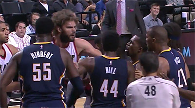 Embrouille : David West et Robin Lopez se chauffent