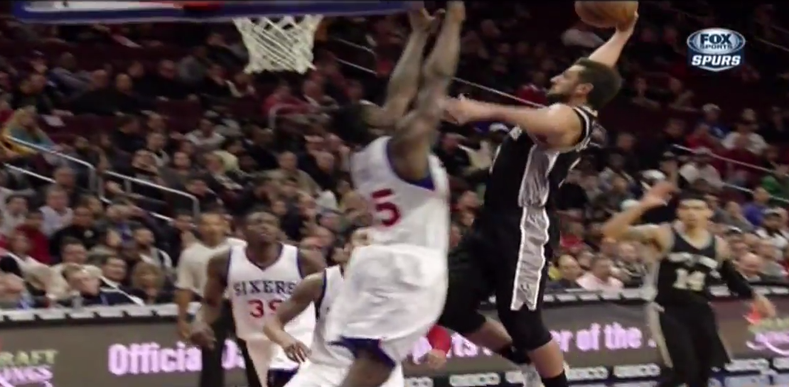 Poster surprise : Marco Belinelli dunke sur Henry Sims