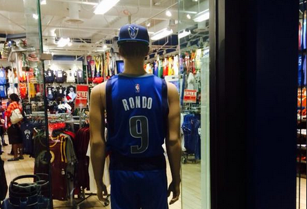 Images : Le maillot de Rajon Rondo en vente à Dallas