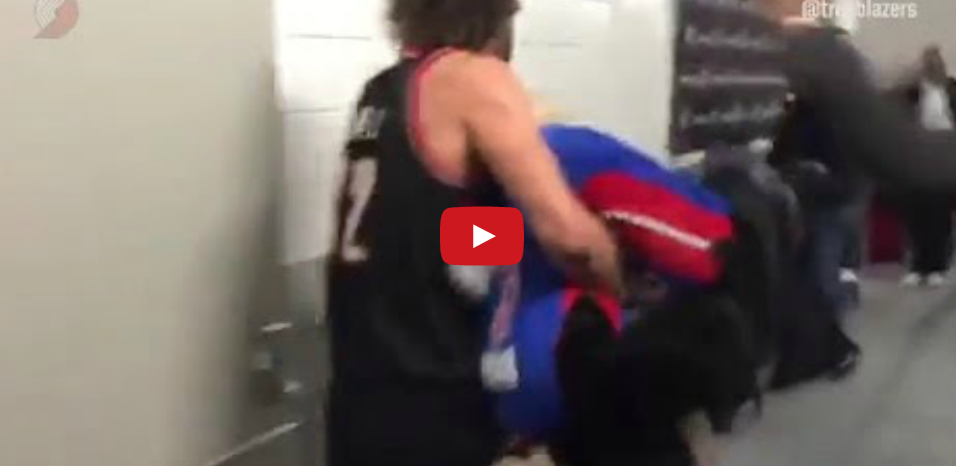 WTF : Robin Lopez enlève la mascotte des Pistons