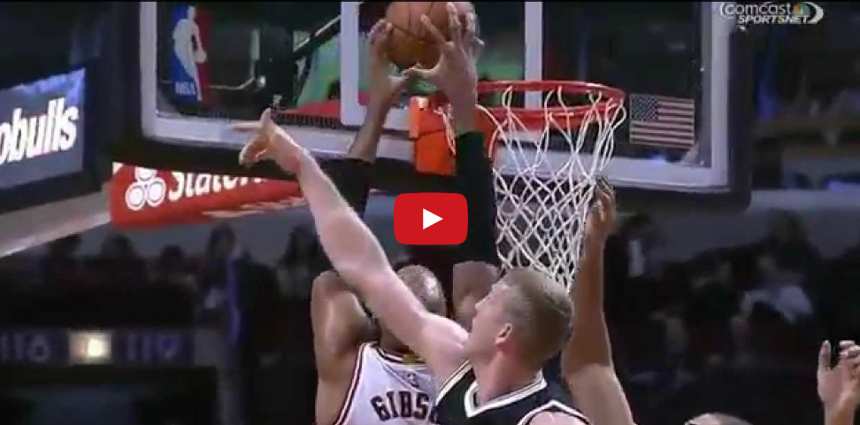 Autoritaire : Le gros dunk de Taj Gibson sur Mason Plumlee