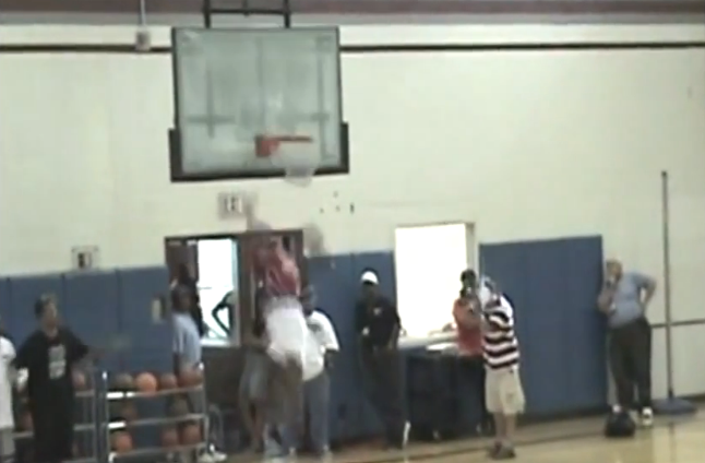 Destruction : Wayne Clark explose un panier sur un gros dunk