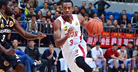 Incroyable : Errick McCollum plante 82 des 119 points de son équipe !