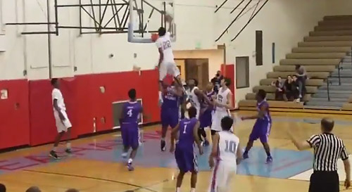 Dingue : Hafid Yassin passe AU DESSUS d’un défenseur sur un alley-oop !!!