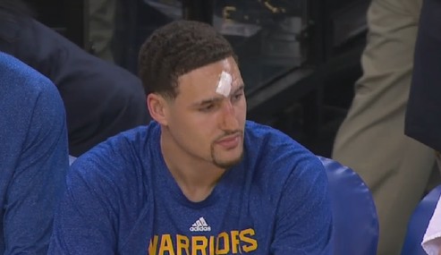 Aïe ! Klay Thompson goûte au coude de JR Smith