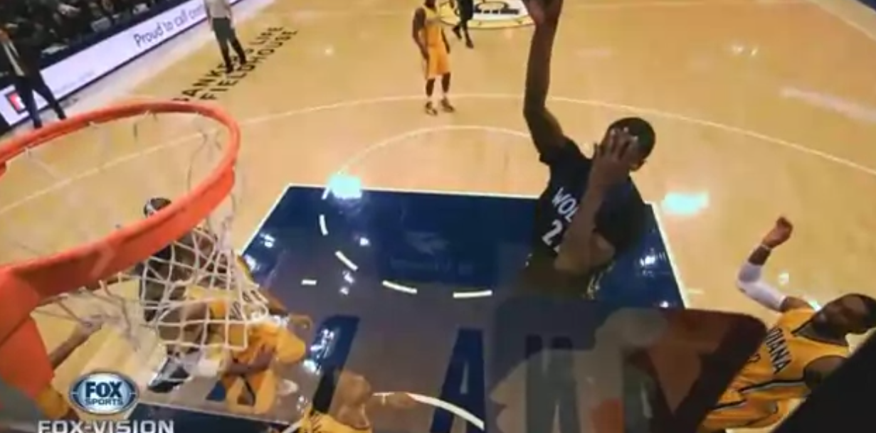 WTF : Andrew Wiggins met sa main devant son visage pour marquer ?!