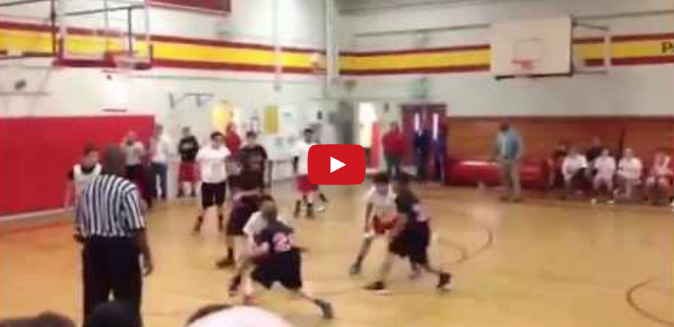 WTF : Un arbitre téléphone en plein match…