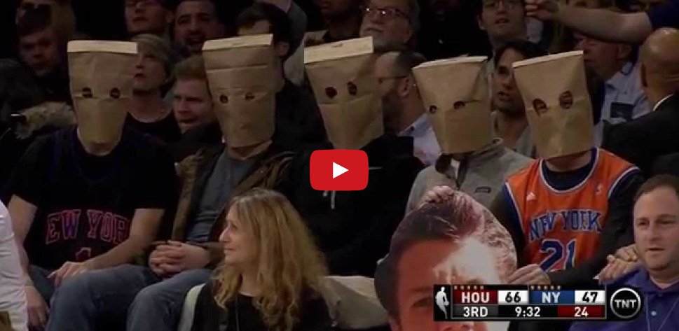 WTF : Les fans des Knicks se mettent des sacs sur la tête