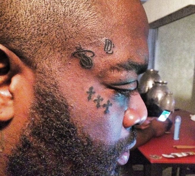 WTF : Rick Ross se fait tatouer le logo du Heat sur le visage