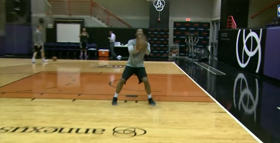 WTF : Les Suns reproduisent le panier miraculeux de Trevor Booker !