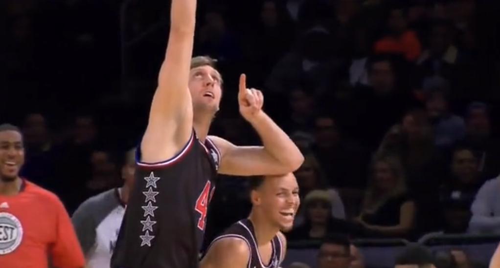 Old School : Dirk Nowitzki still can dunk !!!