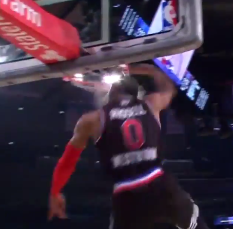 Westbrook s’éclate la tête sur l’arceau