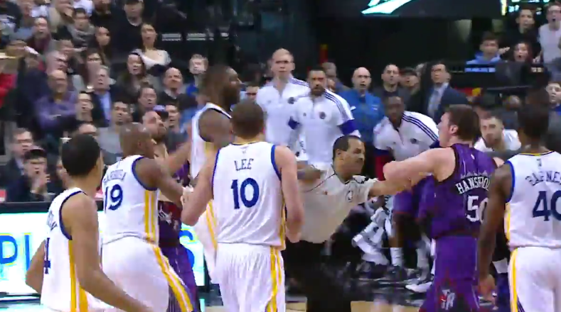 Tyler Hansbrough et Festus Ezeli exclus pour un début de bagarre