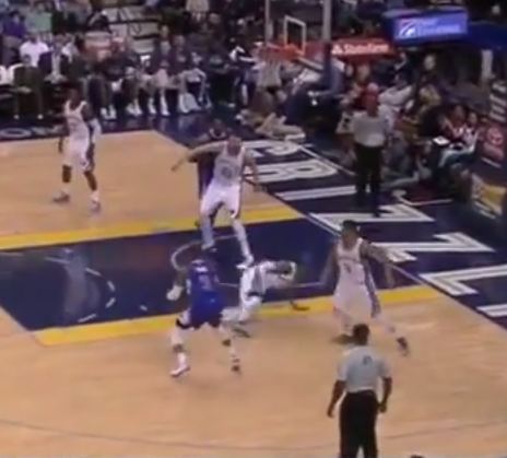 Chris Paul fait voltiger Mike Conley avec un vilain cross