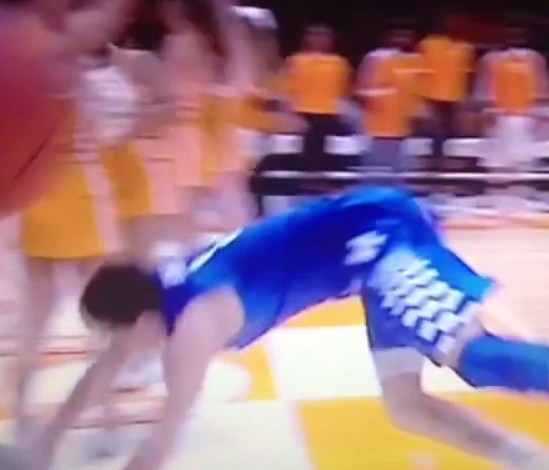 WTF : Un joueur des Wildcats détruit une cheerleader