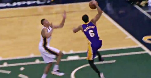 Un Jordan Clarkson clutch permet aux Lakers de battre les Sixers