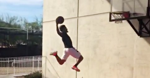 Un joueur des Giants dunke façon LeBron James