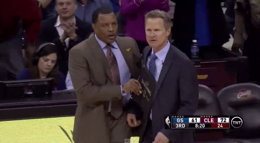 Furax après l’arbitrage, Steve Kerr balance sa veste