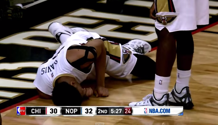 Flippant : Anthony Davis chute lourdement et se blesse