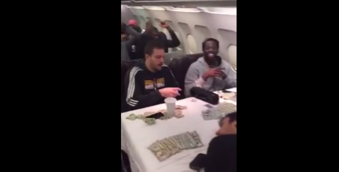 Gros son et dollars sur la table, les Warriors kiffent en avion