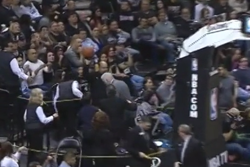 Quand Boris Diaw touche Gregg Popovich en pleine tête…