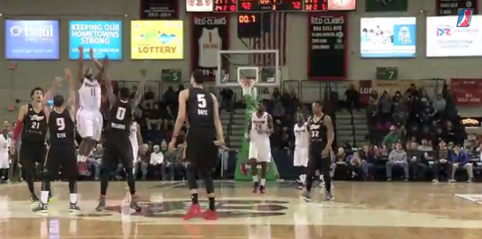 Un joueur de D-League met 2 buzzer beaters du milieu de terrain