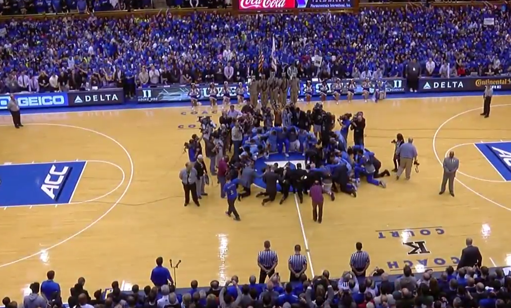 Duke-UNC, le sublime hommage à Dean Smith