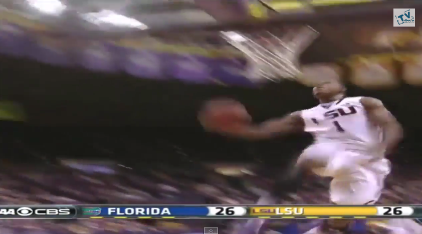 Un joueur NCAA en mode slam dunk contest