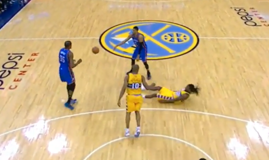 Kevin « Bad man » Durant balance Faried au sol et prend une technique